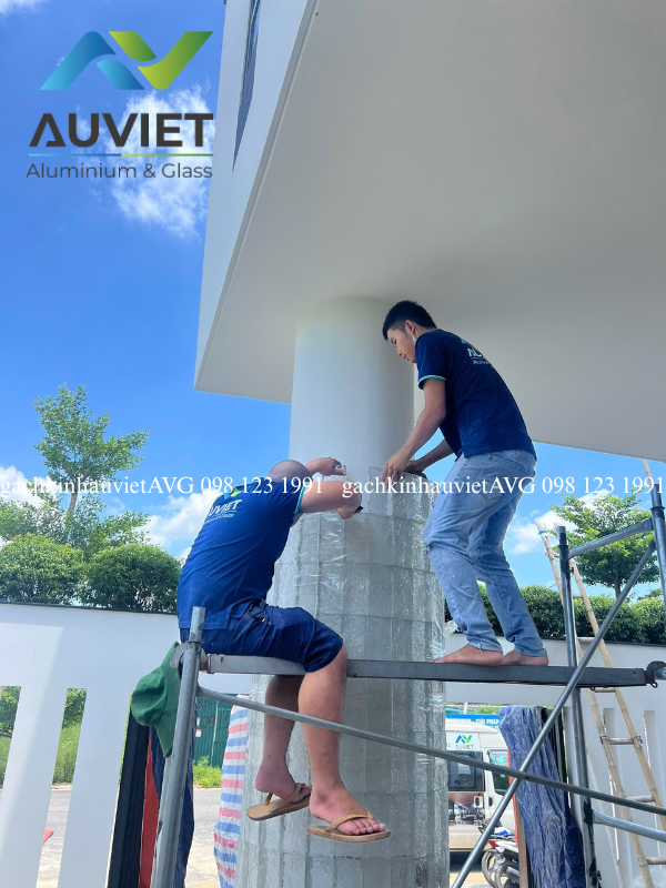 Gạch kính đặc Vân Mây Âu Việt AVG Công trình gạch kính đặc vân mây trắng ốp cột tròn tại Thanh Hóa do Âu Việt AVG cung cấp và thi công mang đến vẻ đẹp sang trọng và hiện đại.