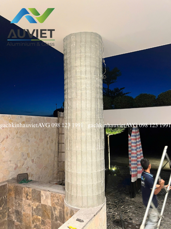 Gạch kính đặc Vân Mây Âu Việt AVG Công trình gạch kính đặc vân mây trắng ốp cột tròn tại Thanh Hóa do Âu Việt AVG cung cấp và thi công mang đến vẻ đẹp sang trọng và hiện đại.