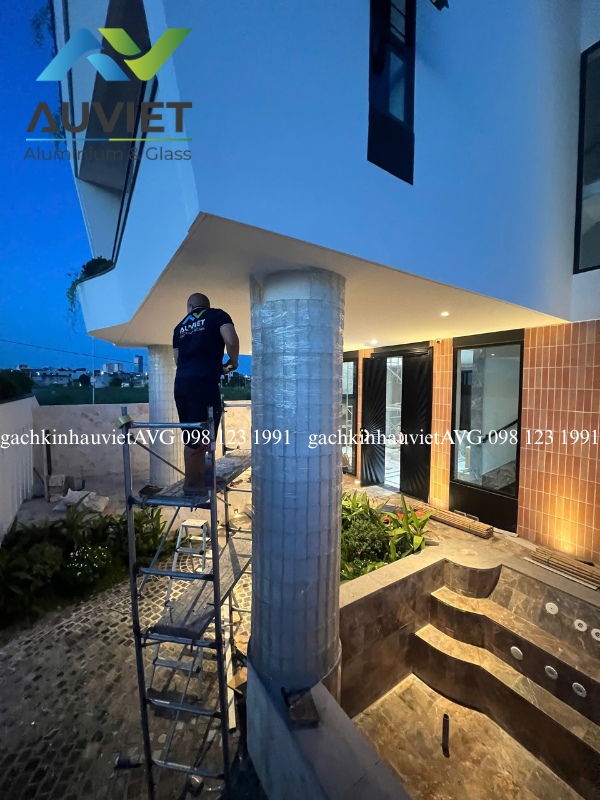 Gạch kính đặc Vân Mây Âu Việt AVG Công trình gạch kính đặc vân mây trắng ốp cột tròn tại Thanh Hóa do Âu Việt AVG cung cấp và thi công mang đến vẻ đẹp sang trọng và hiện đại.